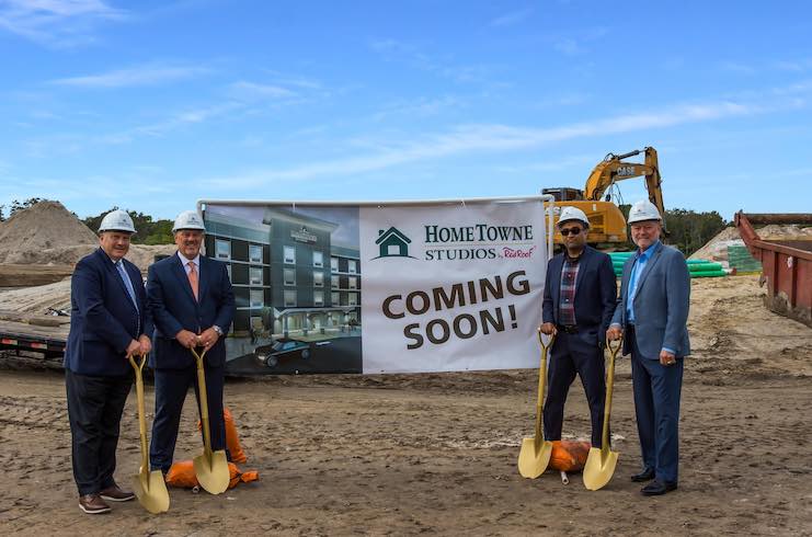 Two Pink Roof Lodges Break Floor in Florida — LODGING