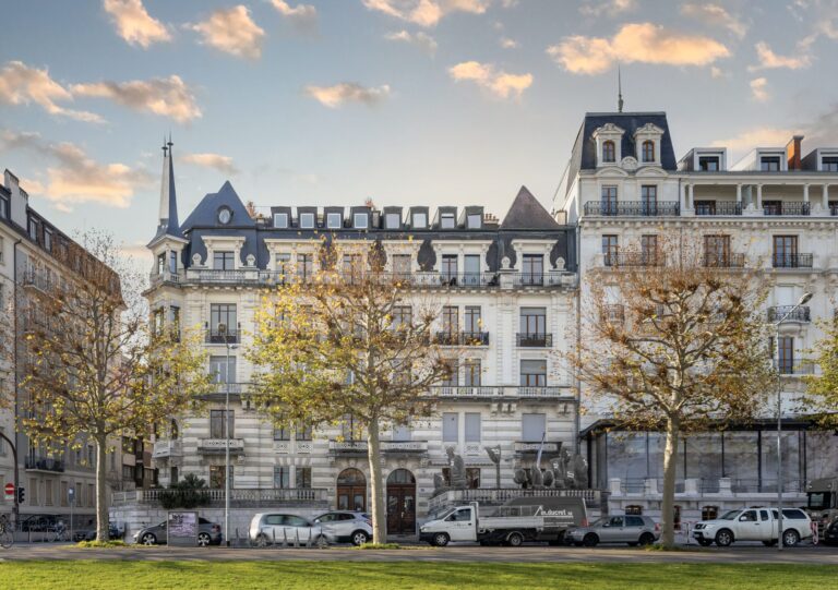 The Set Assortment provides two Swiss lodges