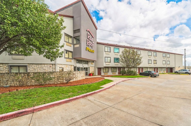 Marcus & Millichap Brokers Sale of Pink Roof PLUS+ Lodge